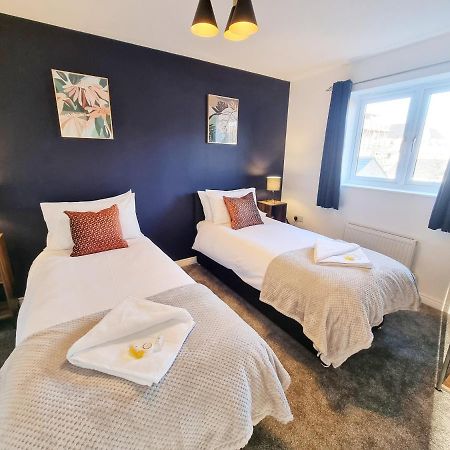 Stylish 3 Bedrooms & 2 Bathrooms House, Free Parking On Premises! Cambridge  Exterior photo