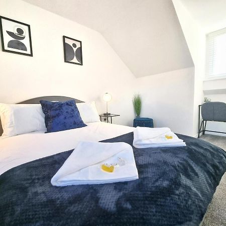 Stylish 3 Bedrooms & 2 Bathrooms House, Free Parking On Premises! Cambridge  Exterior photo
