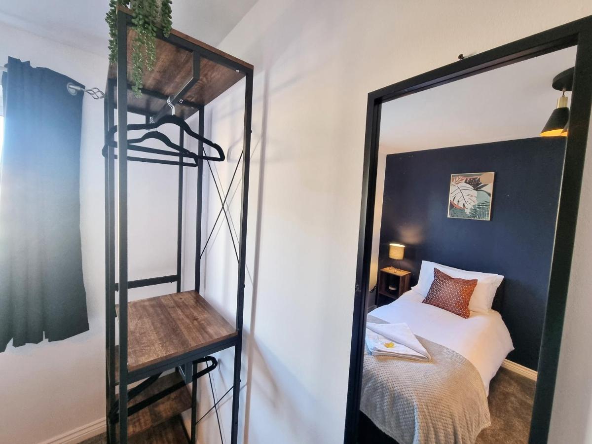 Stylish 3 Bedrooms & 2 Bathrooms House, Free Parking On Premises! Cambridge  Exterior photo