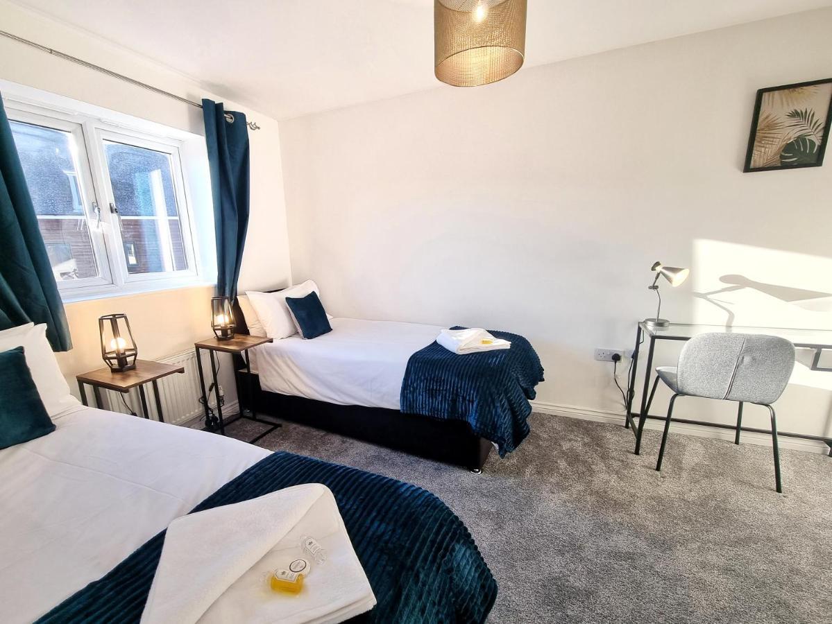Stylish 3 Bedrooms & 2 Bathrooms House, Free Parking On Premises! Cambridge  Exterior photo