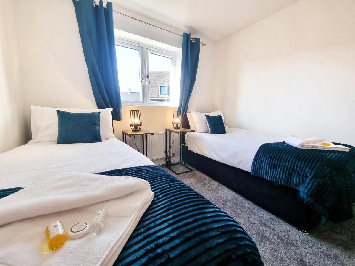 Stylish 3 Bedrooms & 2 Bathrooms House, Free Parking On Premises! Cambridge  Exterior photo