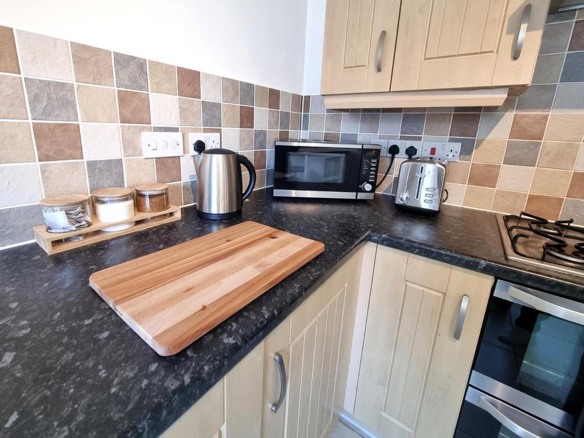 Stylish 3 Bedrooms & 2 Bathrooms House, Free Parking On Premises! Cambridge  Exterior photo