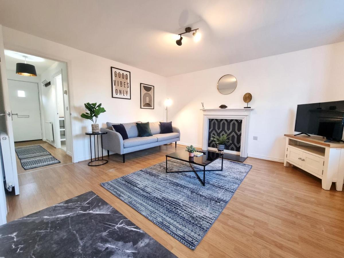 Stylish 3 Bedrooms & 2 Bathrooms House, Free Parking On Premises! Cambridge  Exterior photo